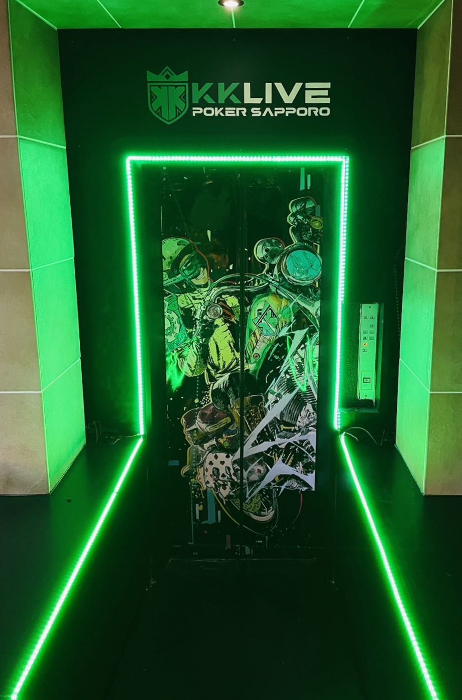 緑のネオンで縁取られたエレベーター